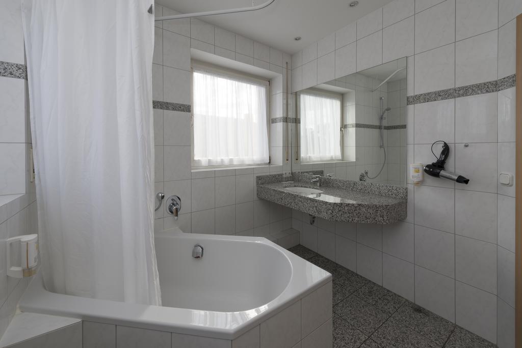 Hotel Gasthof Zum Storch Шлюссельфельд Екстер'єр фото